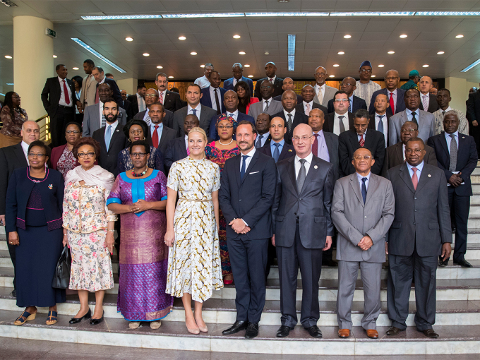 Kronprins Haakon understreket Den afrikanske unions sentrale rolle i talen sin. Her er Kronprinsparet sammen med representanter for unionen i deres hovedkvarter i Addis. Foto: Vidar Ruud / NTB scanpix